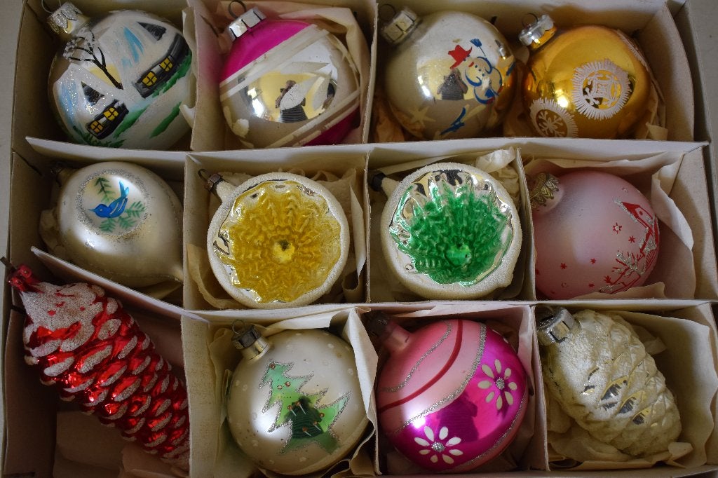12 mooie oude kerstballen oa deukballen/dennenappels, Ophalen of Verzenden, Gebruikt
