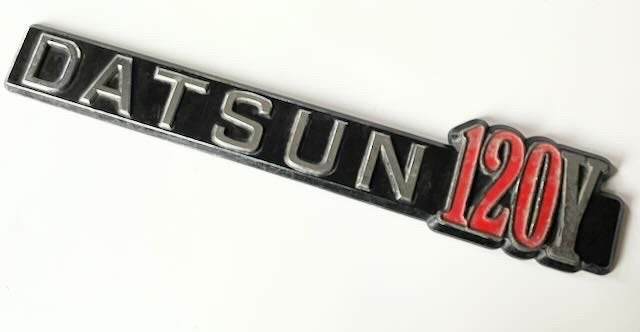 DATSUN 120Y letters logo   embleem oldtimer -+- 28cm, Ophalen of Verzenden, Gebruikt, Auto's