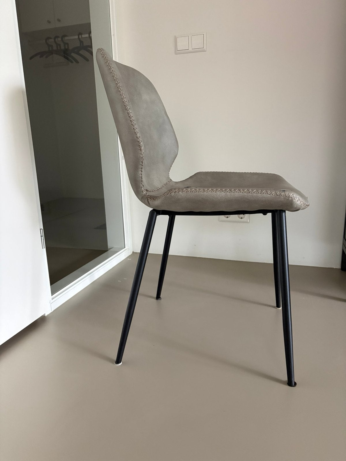 6 leren eetkamerstoelen taupe/grijs–zwart metalen onderstel, Ophalen, Gebruikt, Scandinavisch, Grijs