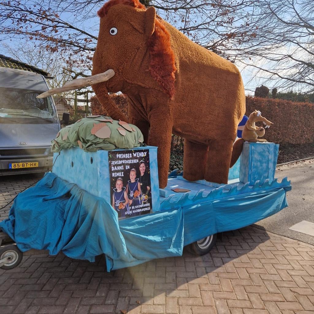 Zelfontworpen en gemaakt mammoet carnavalswagen, Hobby en Vrije tijd, Overige Hobby en Vrije tijd, Gebruikt, Ophalen
