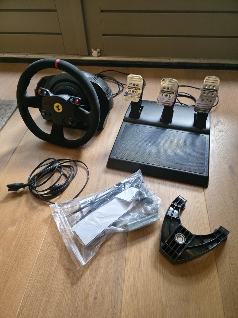 Thrustmaster T300 Ferrari Integral Alcantara Edition, Ophalen, Gebruikt, Force feedback, PlayStation