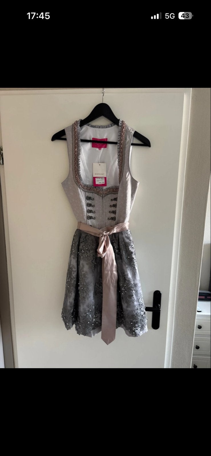 Gloednieuwe Dirndl van Krüger Madl - 50cm lengte, Kleding | Dames, Maat 38/40 (M), Nieuw, Ophalen of Verzenden, Grijs