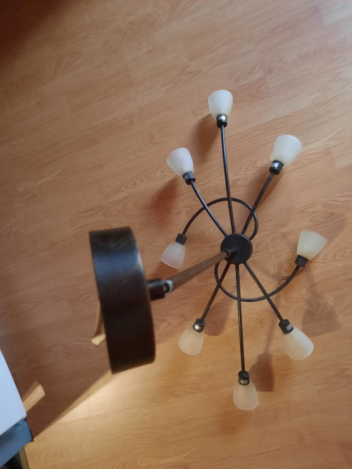 Moderne Zwarte Hanglamp met 8 Melkglazen Kappen, Gebruikt, E14 (klein), Ophalen of Verzenden, Glas