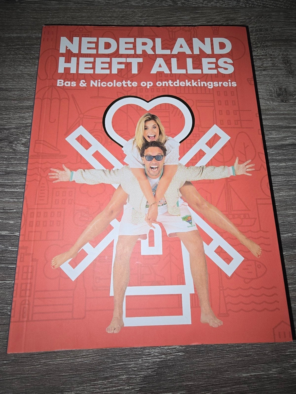 Nicolette van Dam - Nederland heeft Alles, Overige merken, Fiets- of Wandelgids, Zo goed als nieuw, Benelux
