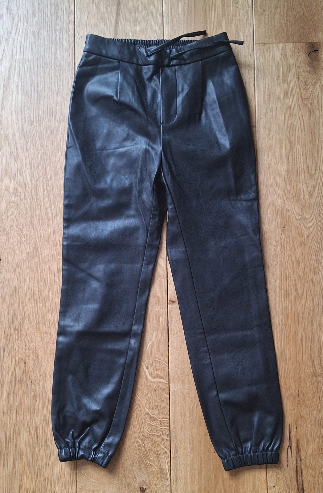 Zwarte leatherlook broek mt 146, Zwart, Ophalen of Verzenden, Zo goed als nieuw, Maat 34 (XS) of kleiner