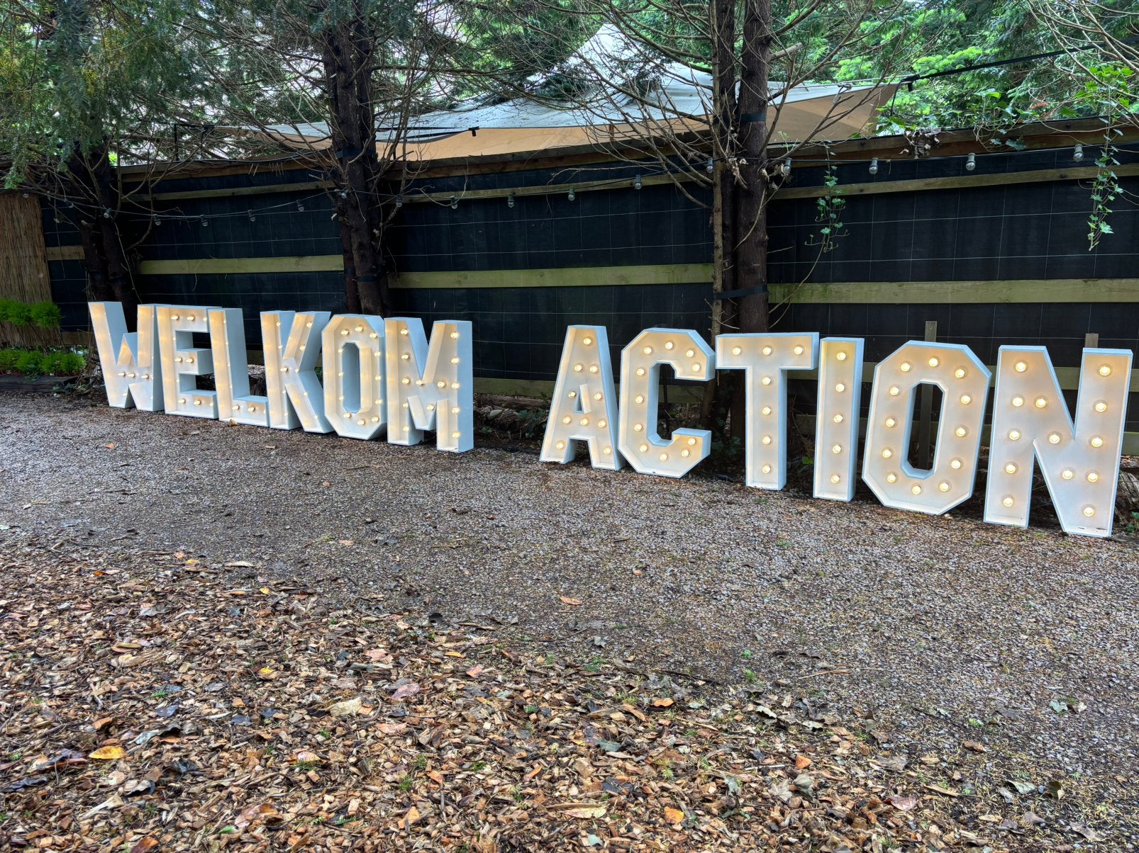 Grote lichtletters & lichtcijfers, mooie witte klapstoelen!!, Hobby en Vrije tijd, Ophalen, Zo goed als nieuw, Geboorte of Huwelijk