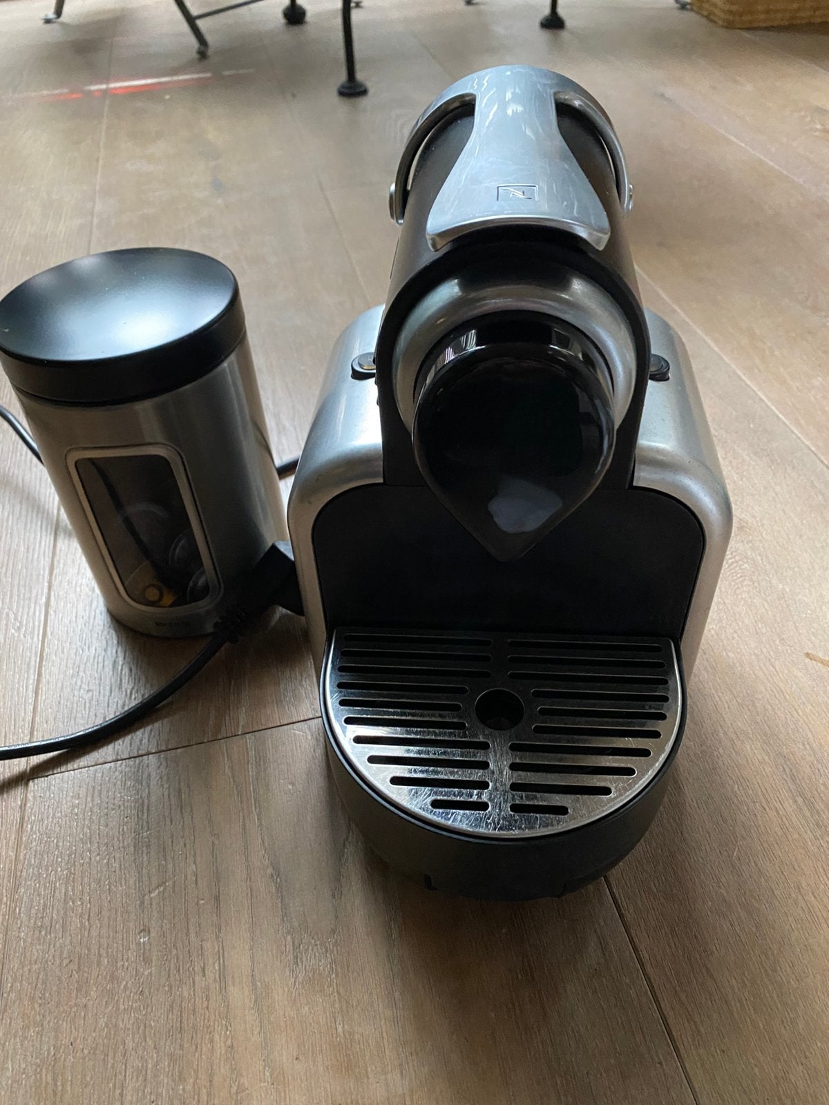 Magimix Nespresso M100 Auto koffiemachine, Ophalen of Verzenden, Zo goed als nieuw, Koffiemachine, Afneembaar waterreservoir