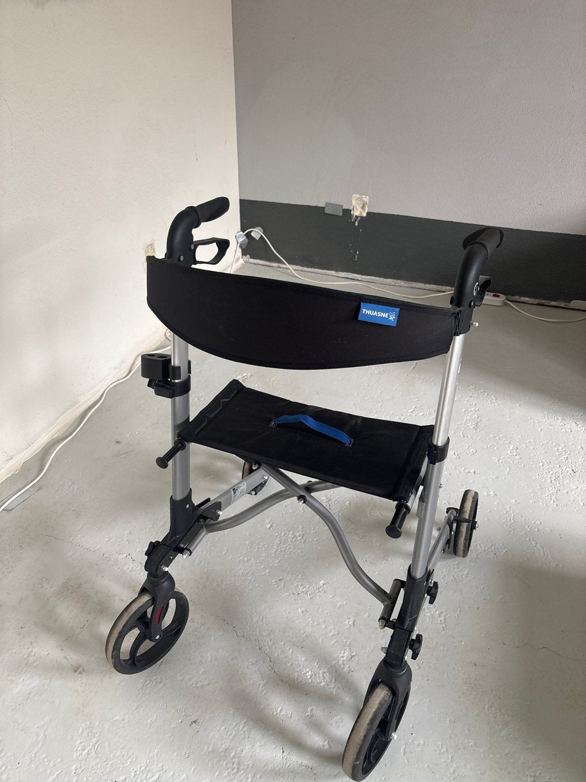 THUASNE opvouwbare rollator met zitje – zo goed als nieuw, Ophalen of Verzenden, Opvouwbaar