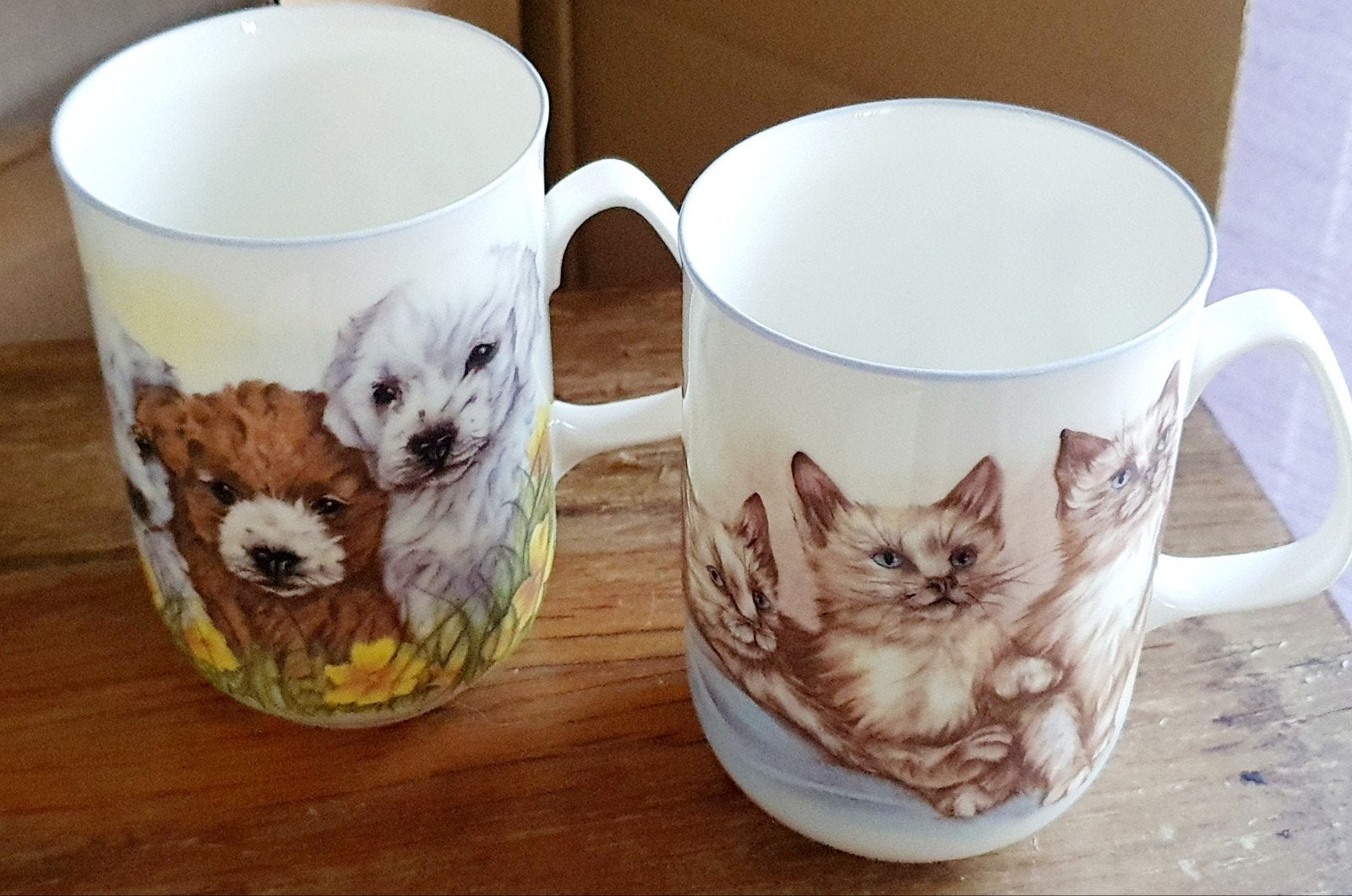Set van 2 Bone China mokken met puppy- en kittenprint, Ophalen, Overige typen, Zo goed als nieuw, Steen/keramiek