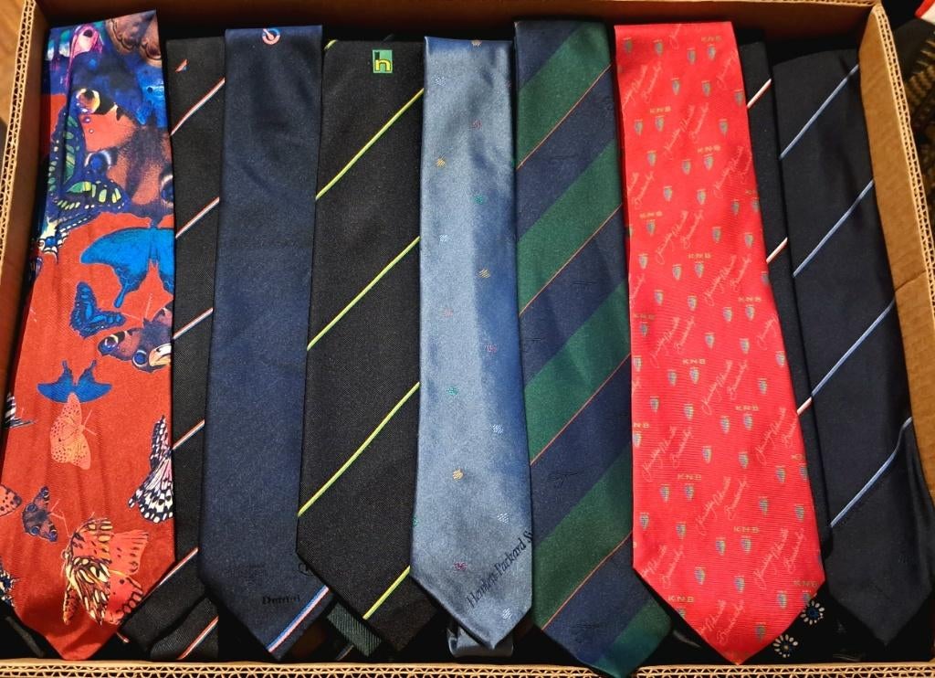 Verzameling met bedrijfslogo stropdassen 200+ stuks A87 doos, Kleding | Heren, Stropdassen, Ophalen of Verzenden, Zo goed als nieuw