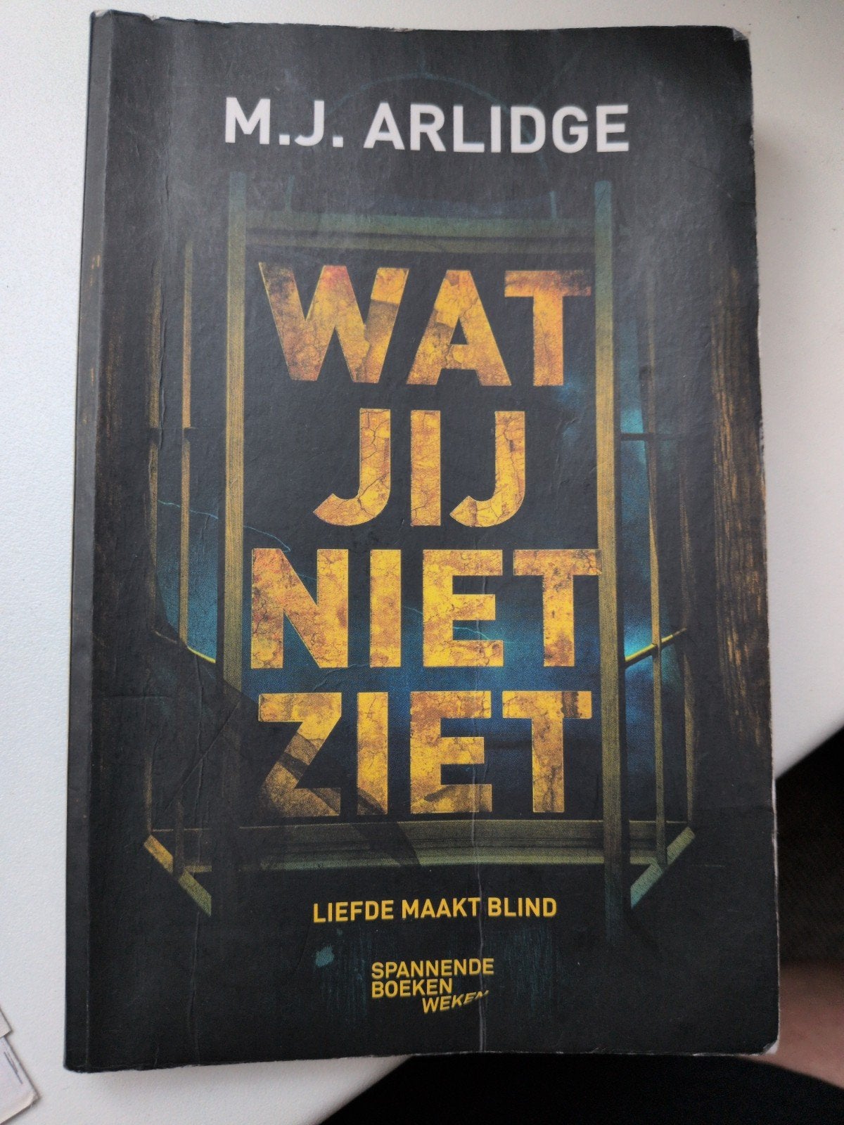 Wat jij niet ziet - M.J. Arlidge (thriller), Gelezen, Europa overig, Ophalen of Verzenden, M.J. Arlidge