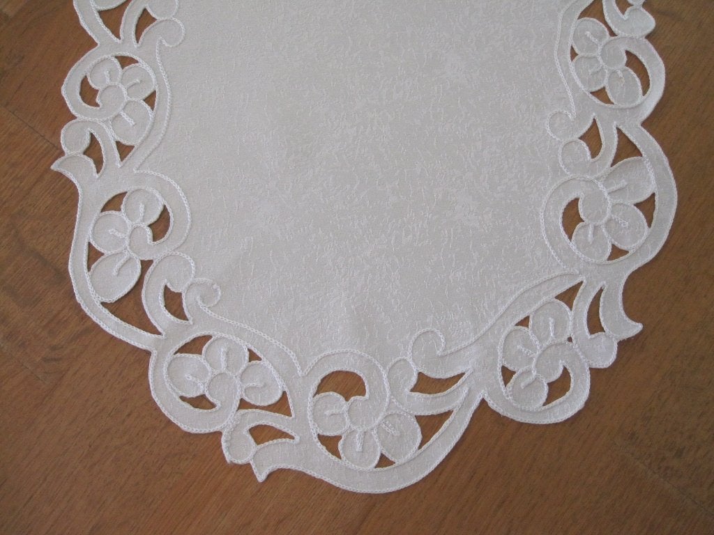2 prachtige witte tafellopers met sierrand, 130 cm, Ophalen of Verzenden, Zo goed als nieuw, Opengewerkt