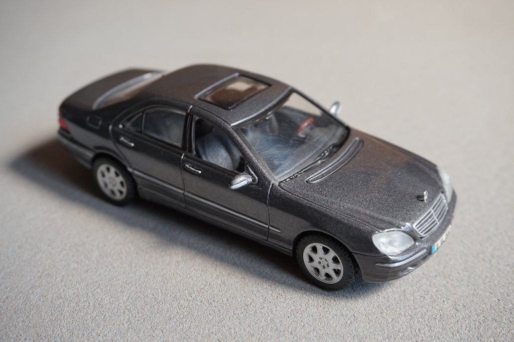 Mercedes W220 S500 1998 Maisto 1/43, Hobby en Vrije tijd, Ophalen of Verzenden, Zo goed als nieuw, Auto, Overige merken