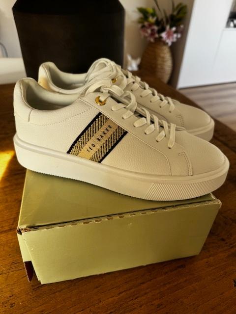 splinternieuwe witte leren sneakers Ted Baker 39, Kleding | Dames, Schoenen, Wit, Nieuw, Ophalen of Verzenden, Sneakers of Gympen