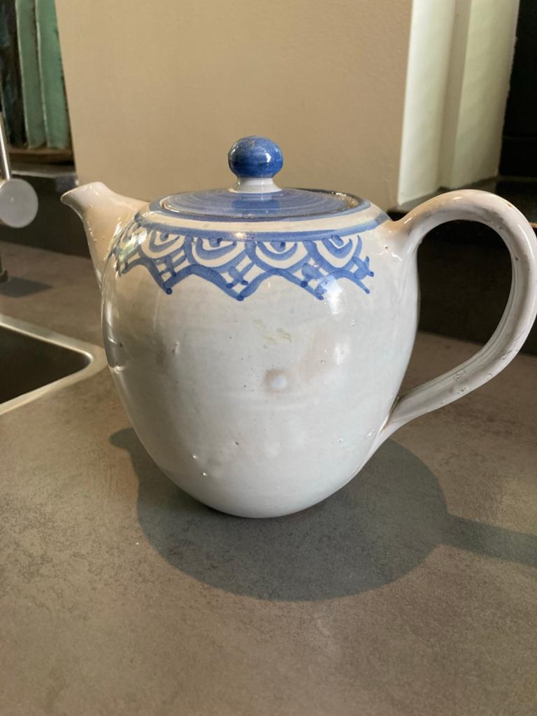 Vintage handgemaakte theepot met blauw decor, Antiek en Kunst, Antiek | Keramiek en Aardewerk, Ophalen of Verzenden