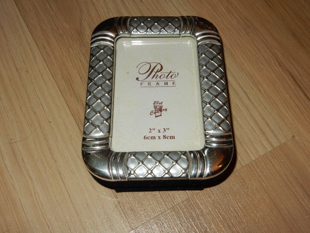 Klein Zilverkleurig metalen fotolijstje. 6x8cm, te koop., Zilver, Metaal, Overige typen, Ophalen of Verzenden