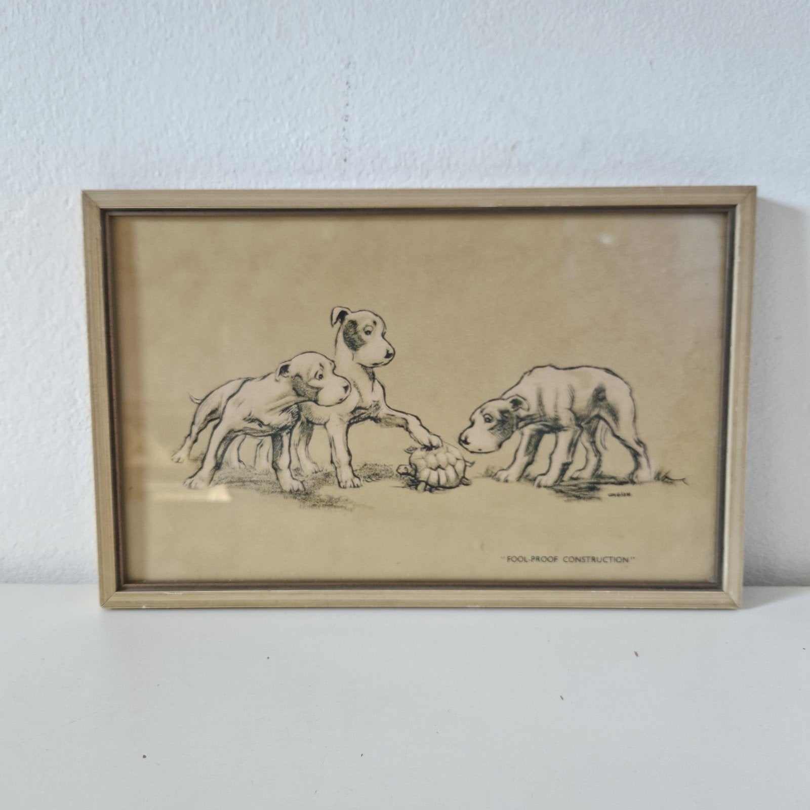 schilderij Vintage prent  puppy's en schildpad ingelijst, Ophalen of Verzenden, Print, Gemengde techniek, Achter glas