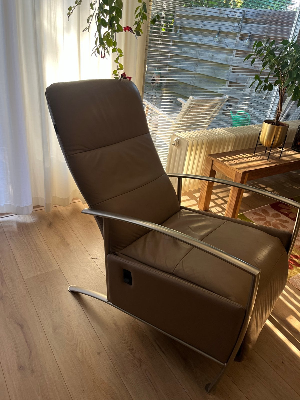 Skalma Relaxfauteuil - Beige/taupe Leer en Metaal, Huis en Inrichting, Ophalen, Gebruikt, 50 tot 75 cm, Leer