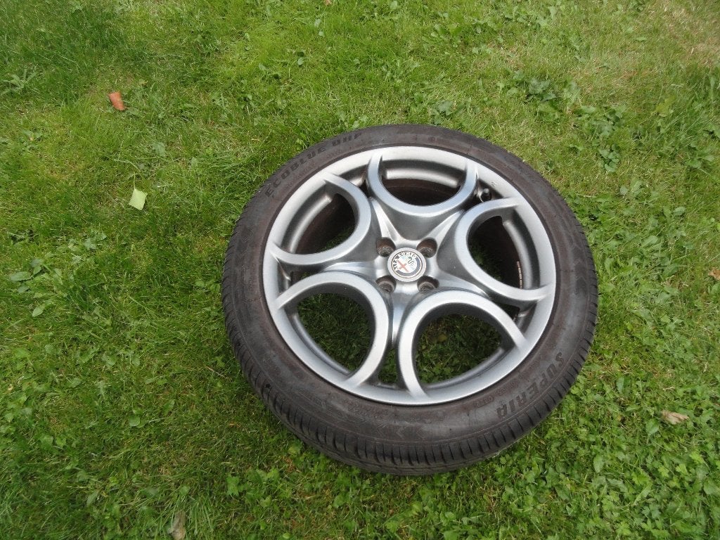 Alfa Romeo Mito alu velgen origineel met zomerbanden 17 inch, Auto-onderdelen, Ophalen, Banden en Velgen, 17 inch, Personenwagen