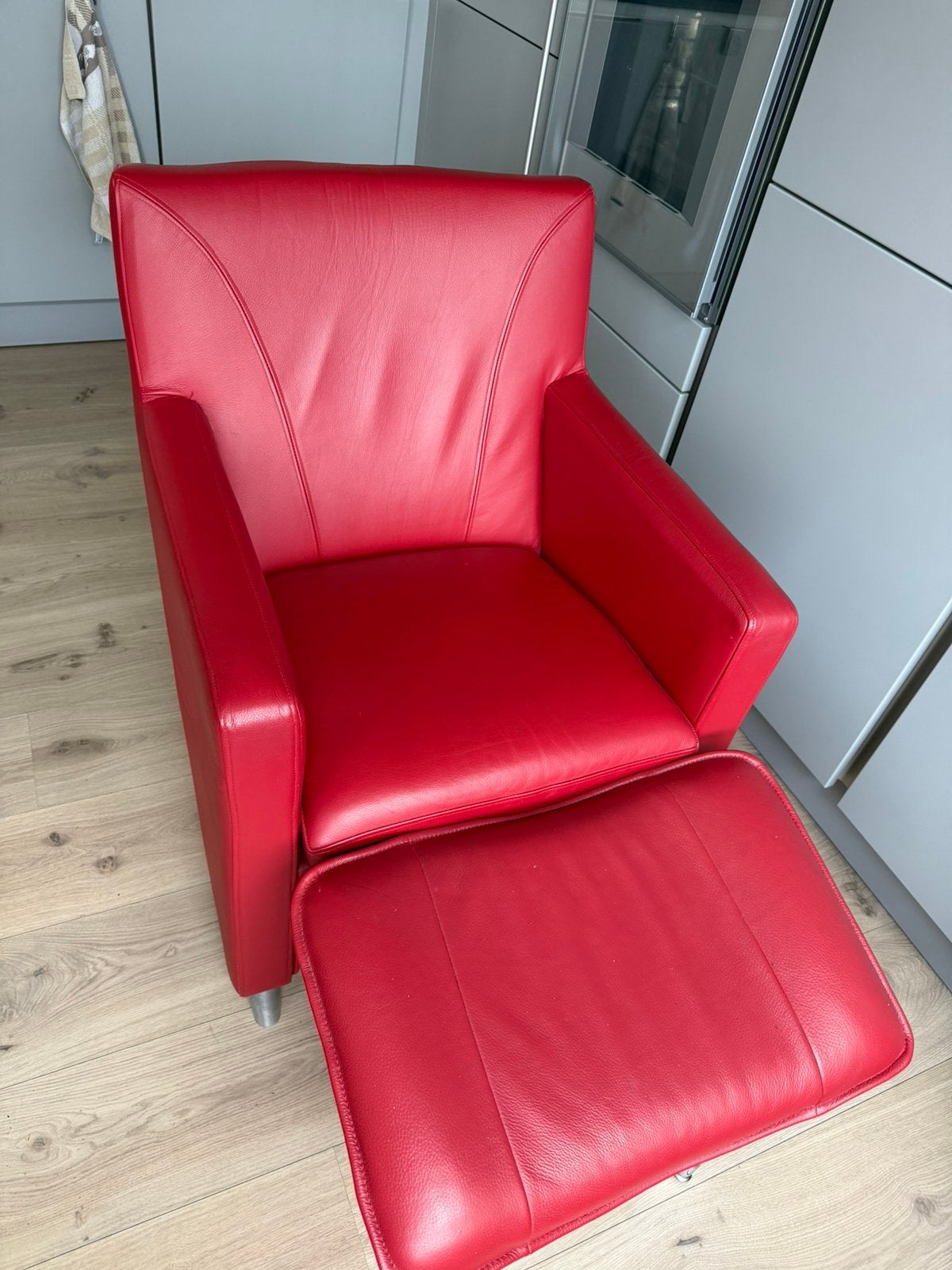 Leolux Dolcinea rood leren design fauteuil met rode hocker., Ophalen, Zo goed als nieuw, Leer, 75 tot 100 cm