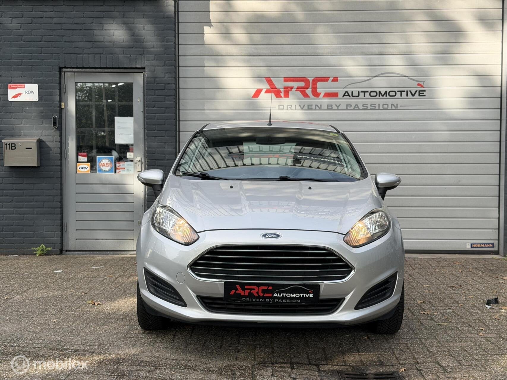 Ford Fiesta 1.25 Trend 3D Airco/Stoelverwarming/Nieuwe APK!, Euro 5, Stof, Gebruikt, 4 cilinders