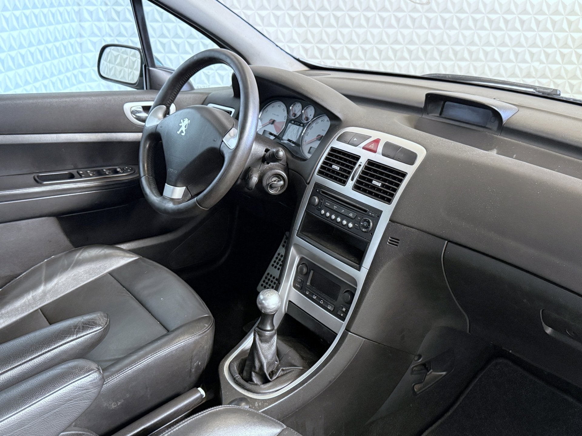 Peugeot 307 1.6-16V Griffe CRUISE-LEER-PDC-TREKHAAK (2005), Auto's, Voorwielaandrijving, Gebruikt, Zwart, 4 cilinders