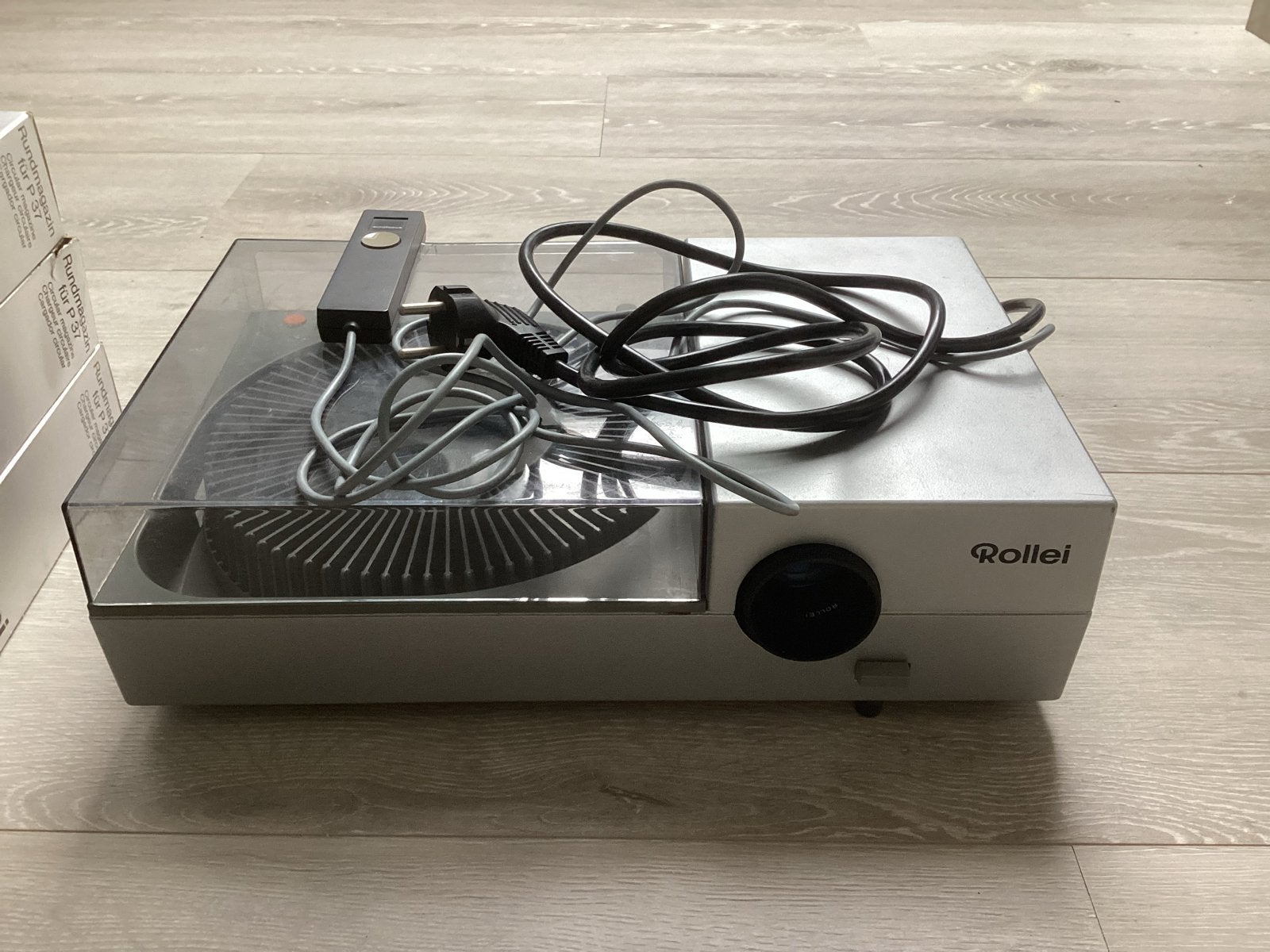 Rollei P37 Dia projector met magazijn, Audio, Tv en Foto, Diaprojectors, Ophalen, Gebruikt, Met scherm