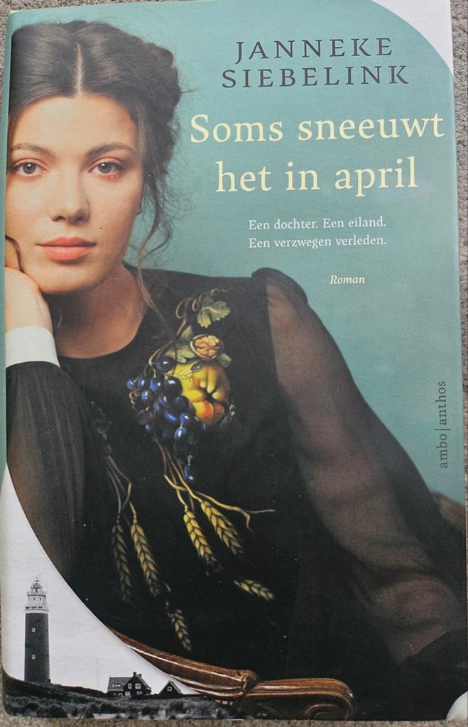 Janneke Siebelink - Soms sneeuwt het in april, Ophalen of Verzenden, Zo goed als nieuw, Janneke Siebelink