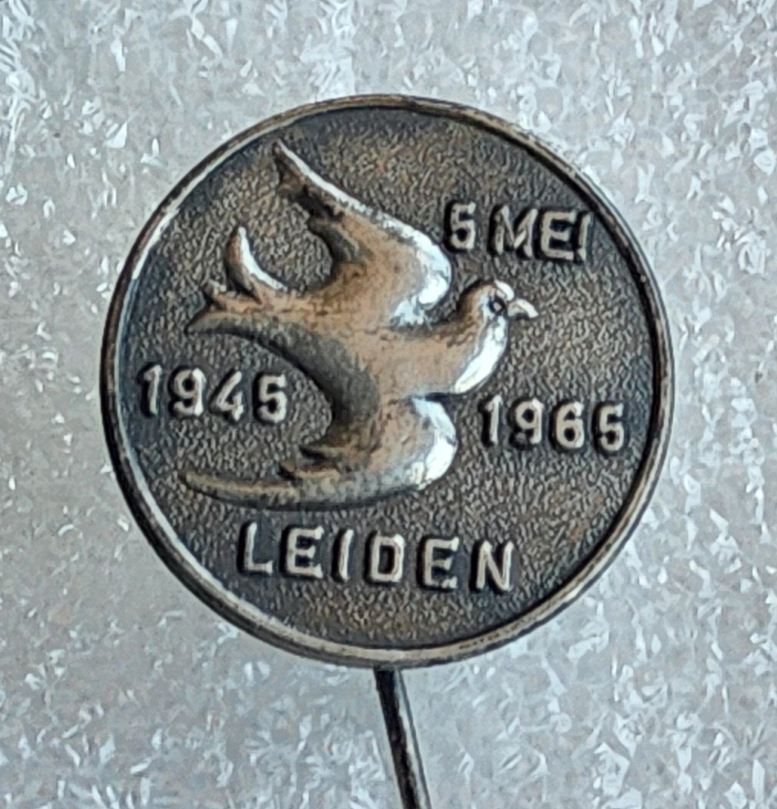 Speldje 20 jaar bevrijding Leiden 1945-1965, Ophalen of Verzenden, Gebruikt, Stad of Land, Speldje of Pin