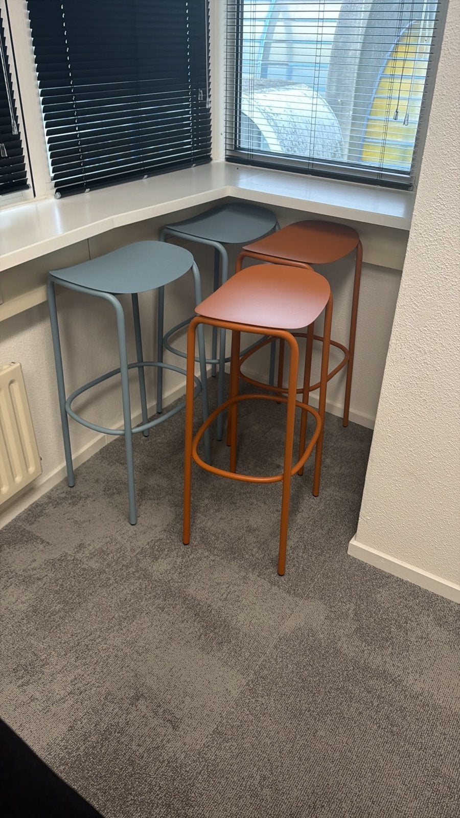 Foto 3 van Set van 4 moderne barkrukken - Oranje en Blauw