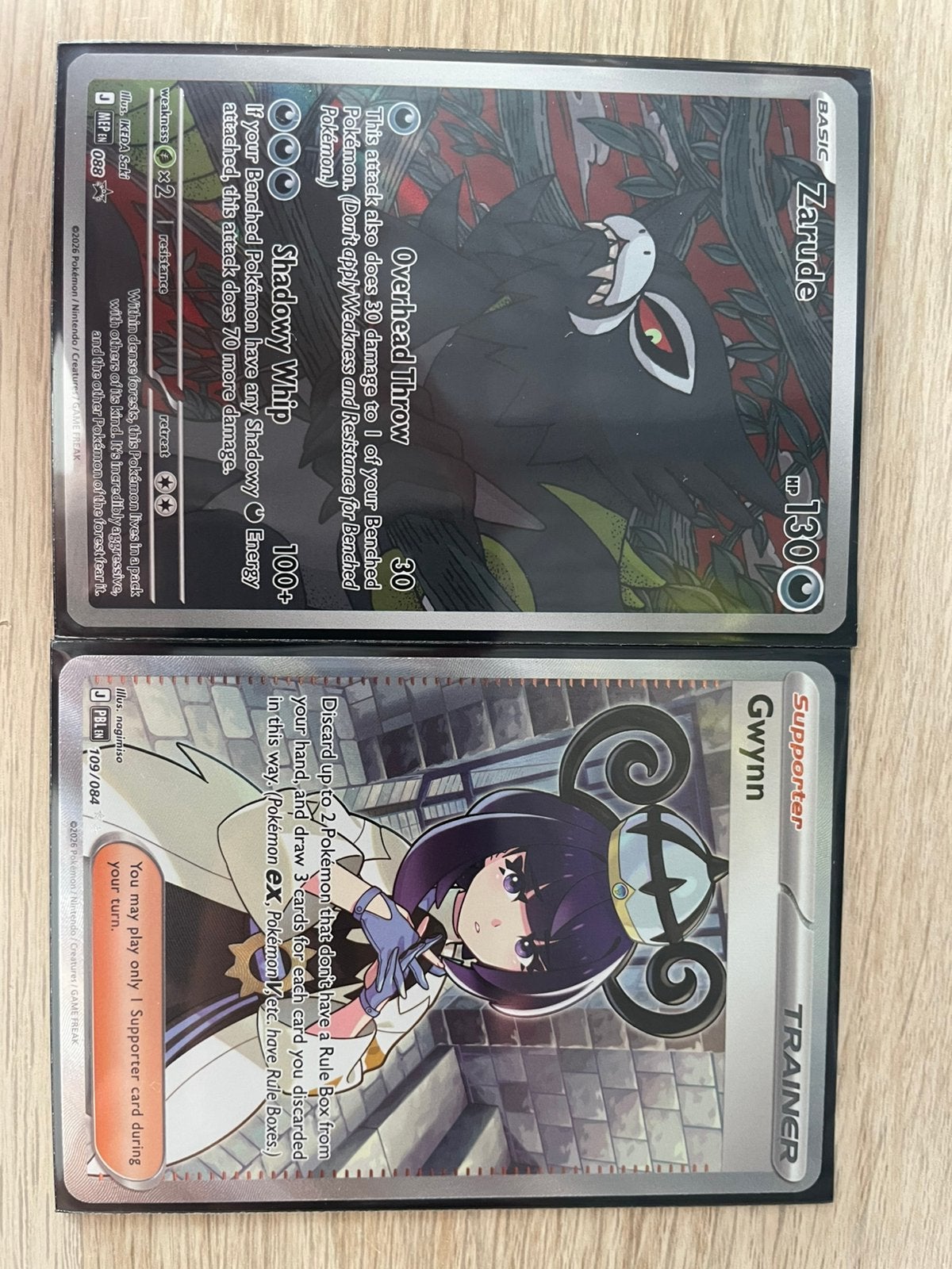Pokemon Zarude 088promo + Gwynn full art SLEEVED pitch black, Ophalen, Zo goed als nieuw, Speelkaart(en)