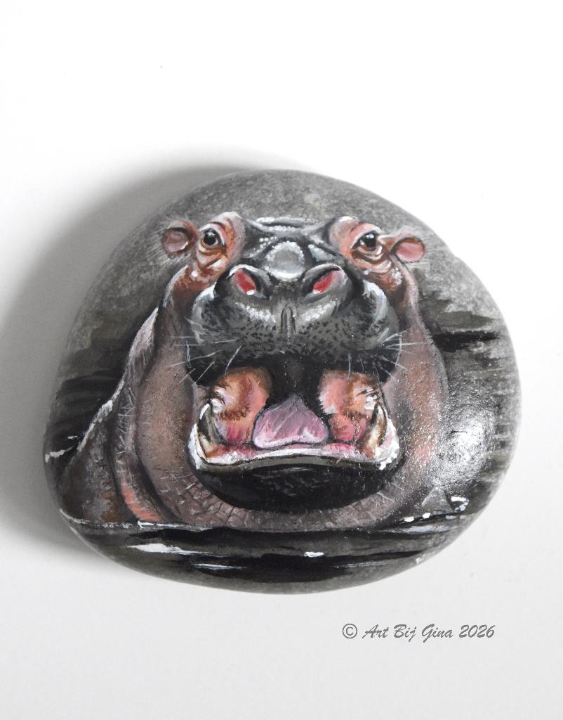 Happy Hippo, Nijlpaard hand geschilderd op een riviersteen, Antiek en Kunst, Ophalen of Verzenden