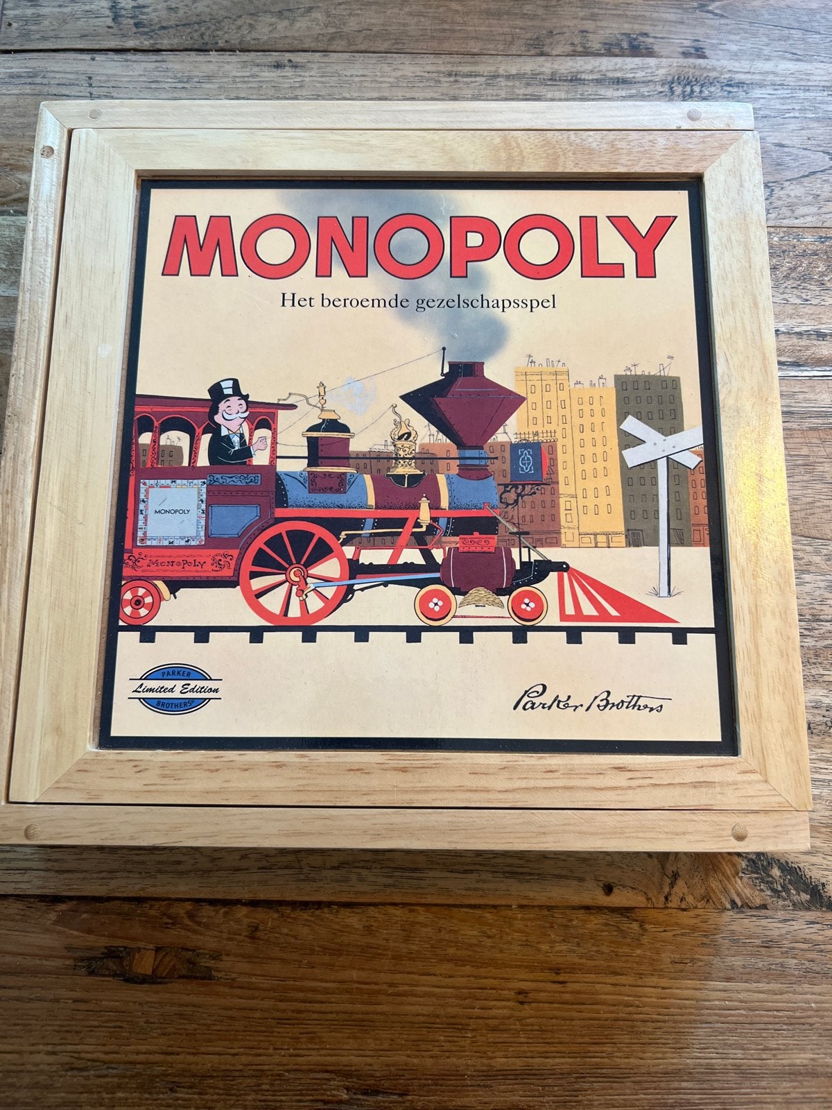 Monopoly Limited Edition in houten kist, Drie of vier spelers, Ophalen of Verzenden, Zo goed als nieuw