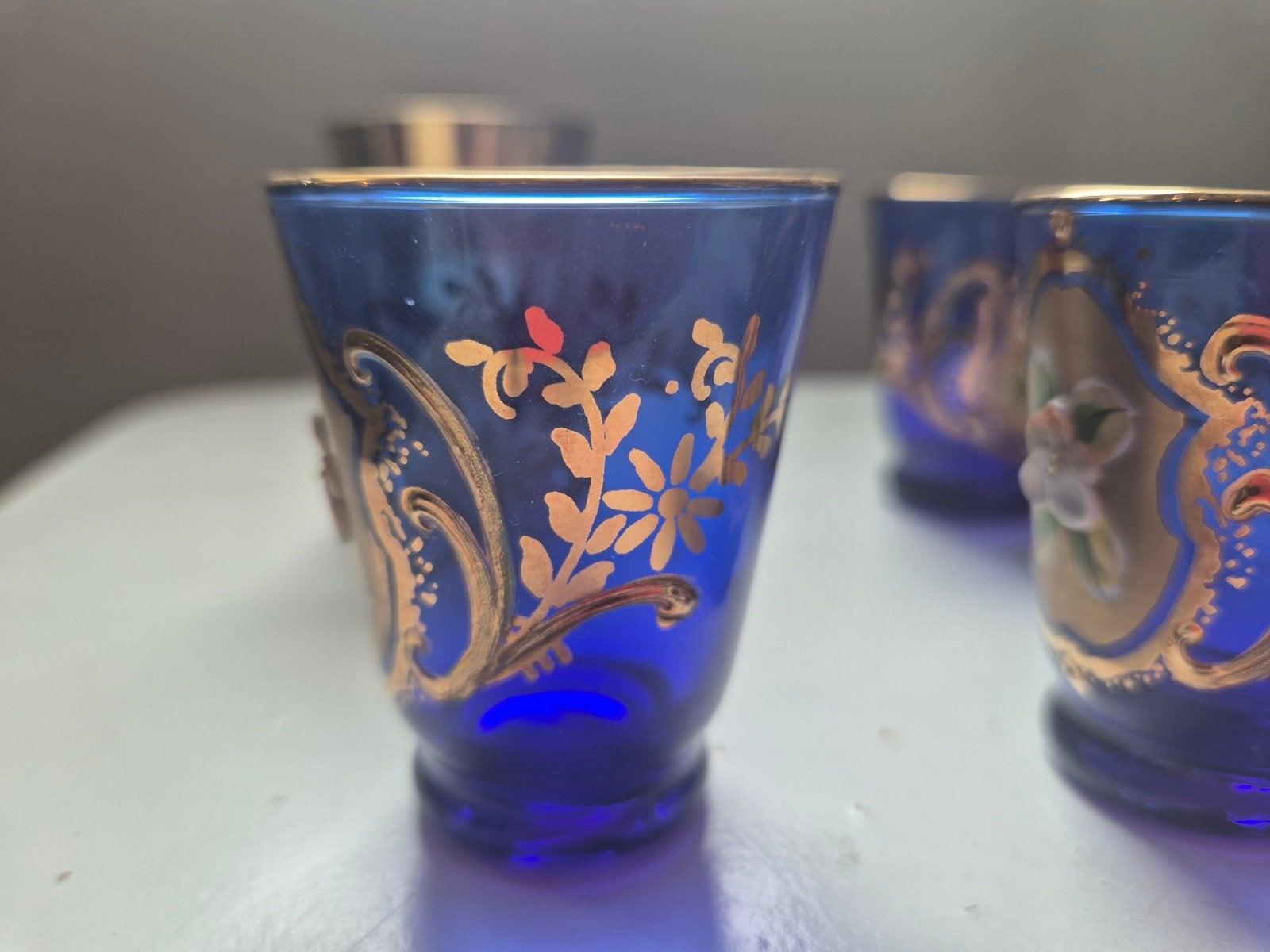 Oude Zwitserse blauwe glaasjes met bloemetjes, Ophalen