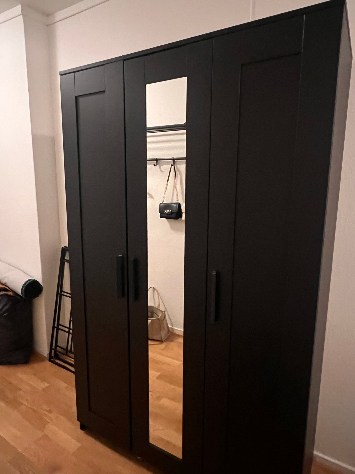 IKEA BRIMNES Kledingkast Zwart met Spiegeldeur, Ophalen, Overige materialen, 100 tot 150 cm, Zo goed als nieuw
