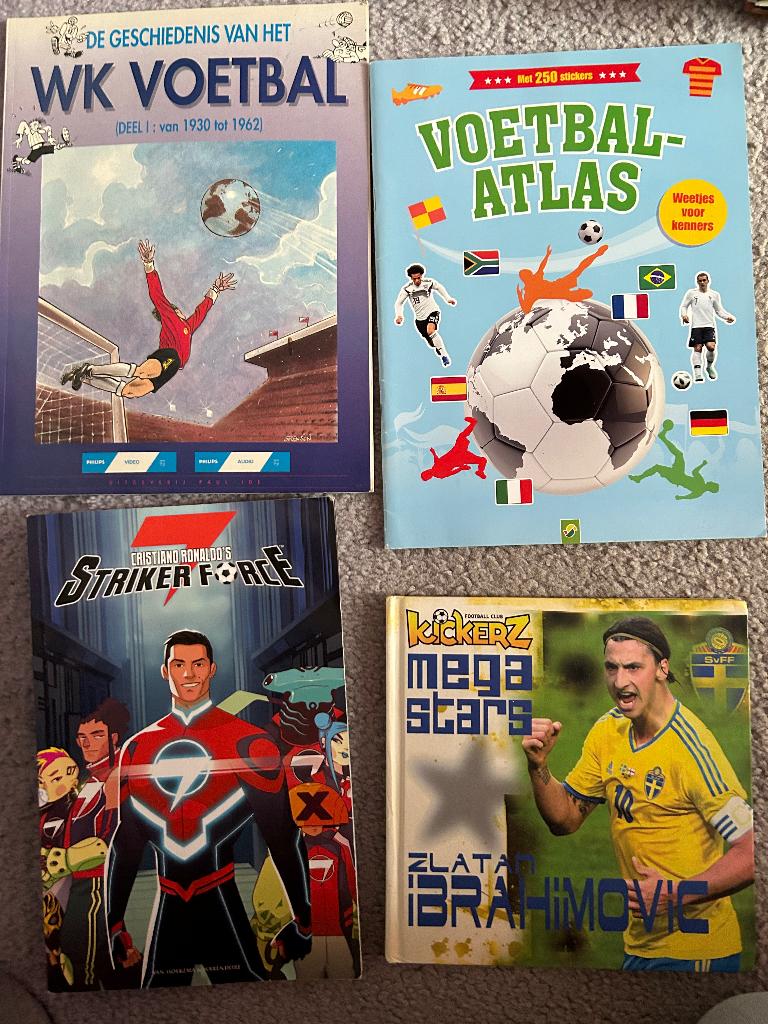 Voetbal boeken oa striker force c7, ibrahimovic en world cup, Ophalen, Zo goed als nieuw, Balsport