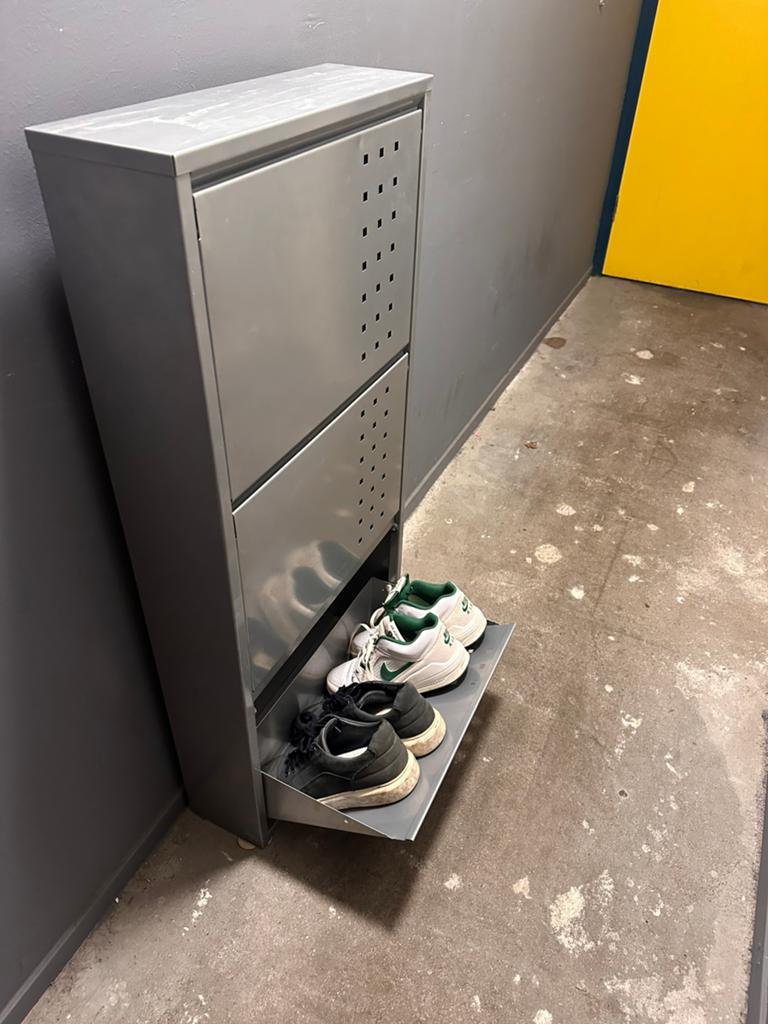 Metalen schoenenkast met 3 vakken - Grijs, Ophalen, Gebruikt