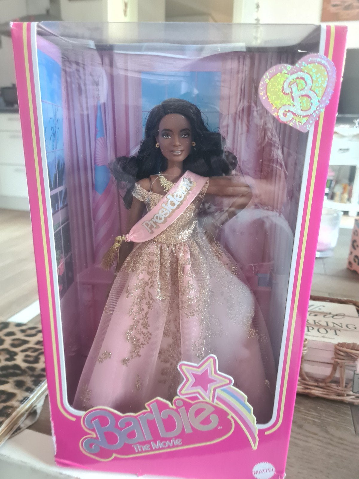 Barbie The Movie President Barbie in doos, Ophalen of Verzenden, Nieuw, Barbie