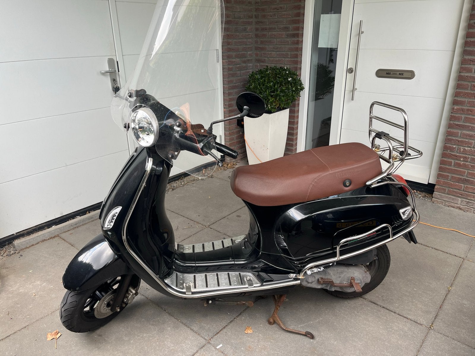 Zwarte scooter met bruin zadel en windscherm, Gebruikt, Benzine, Ophalen, Overige merken