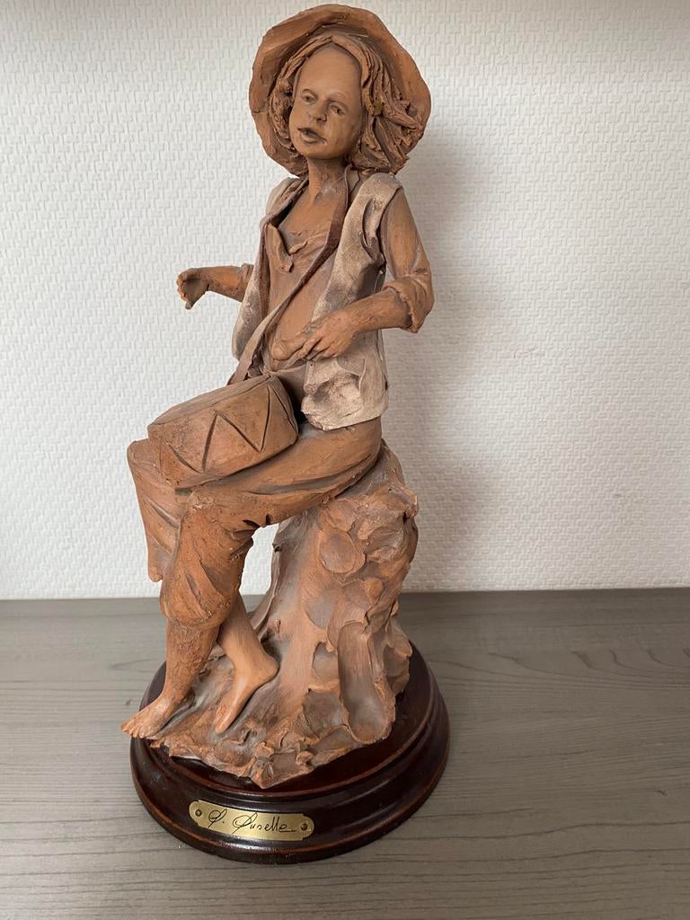 Jongen met trom, klei achtig beeld, Ophalen
