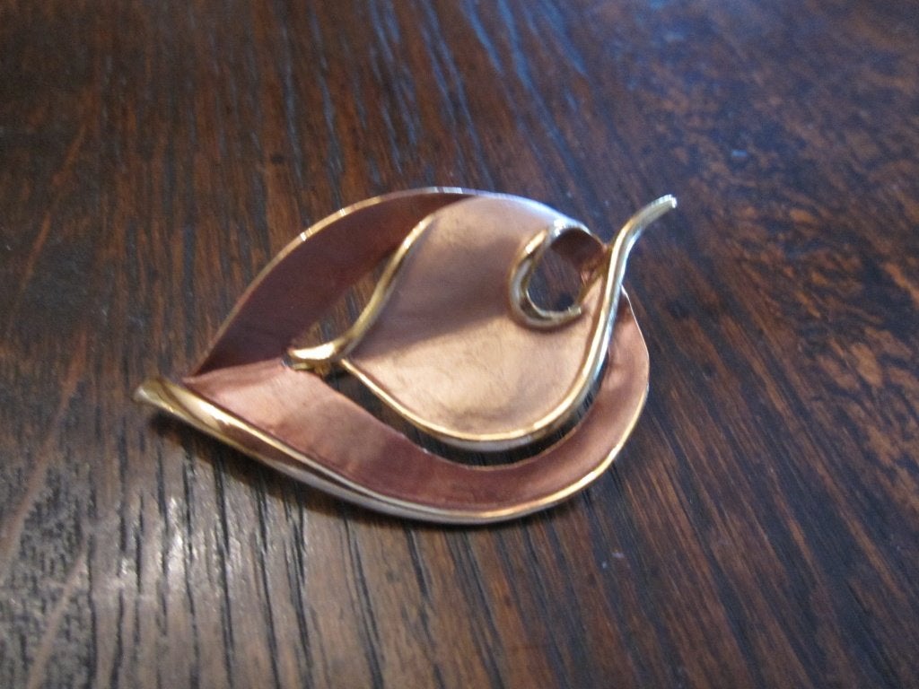 Zeer mooie goudkleurige broche - AVON design, Verzenden, Zo goed als nieuw, Goud, Overige materialen