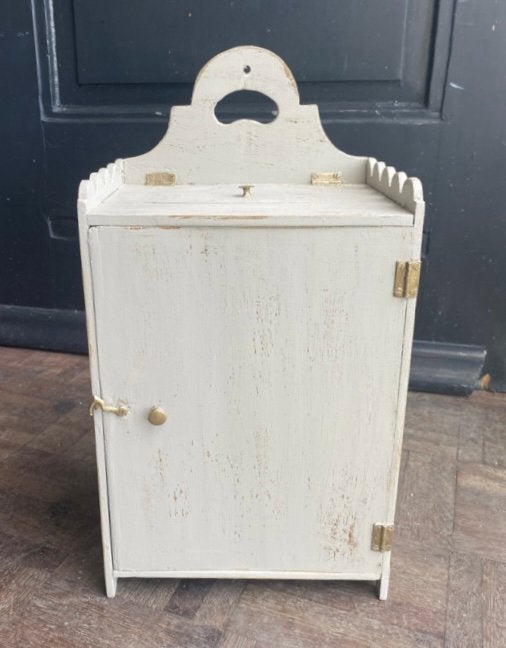Antiek postkastje, vintage wandkastje, klein hangkastje VdlM