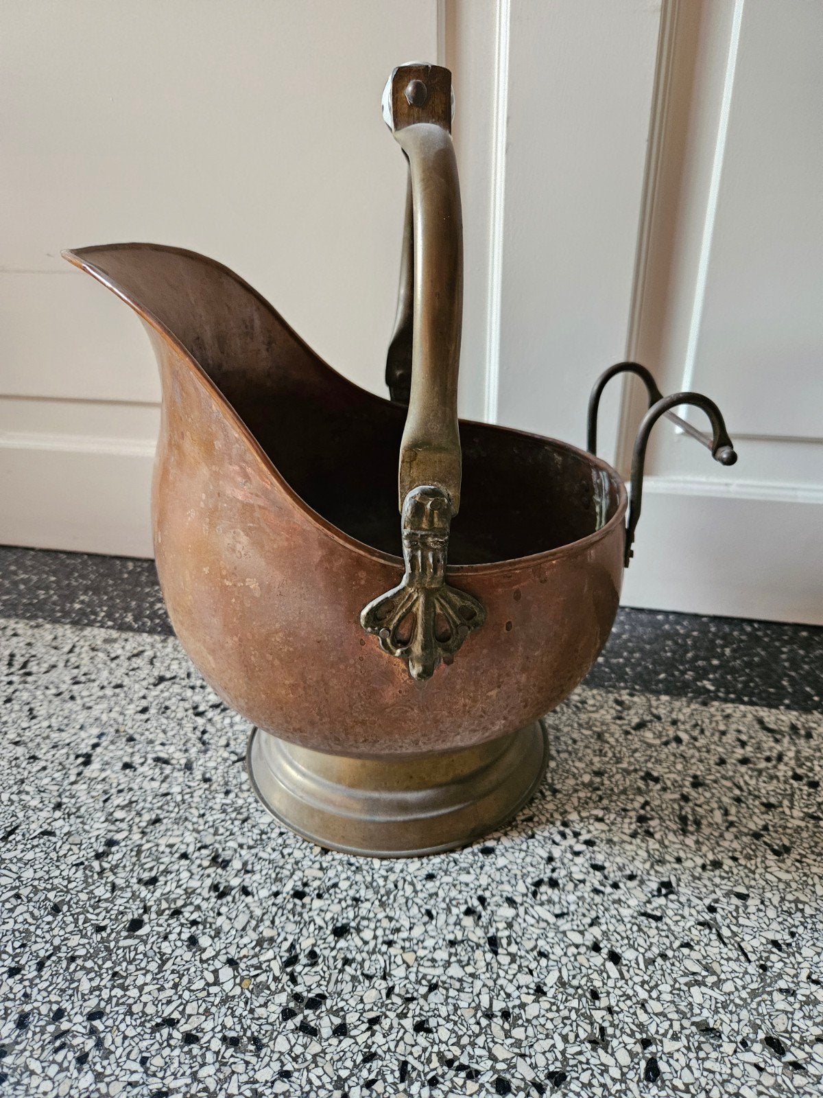 Antieke Koperen Kolenemmer met Porseleinen Handvat Helmpot, Ophalen