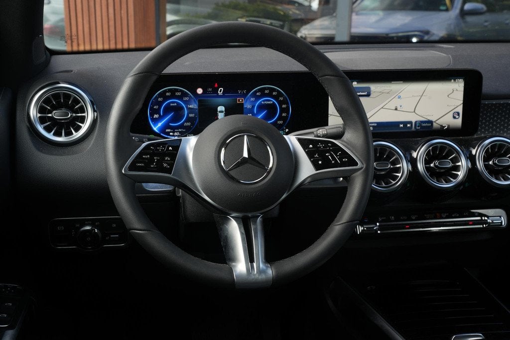 Mercedes-Benz EQB 250+ Business Solution 71 kWh, Auto's, Mercedes-Benz, 2005 kg, Gebruikt, Leder en Stof, SUV of Terreinwagen