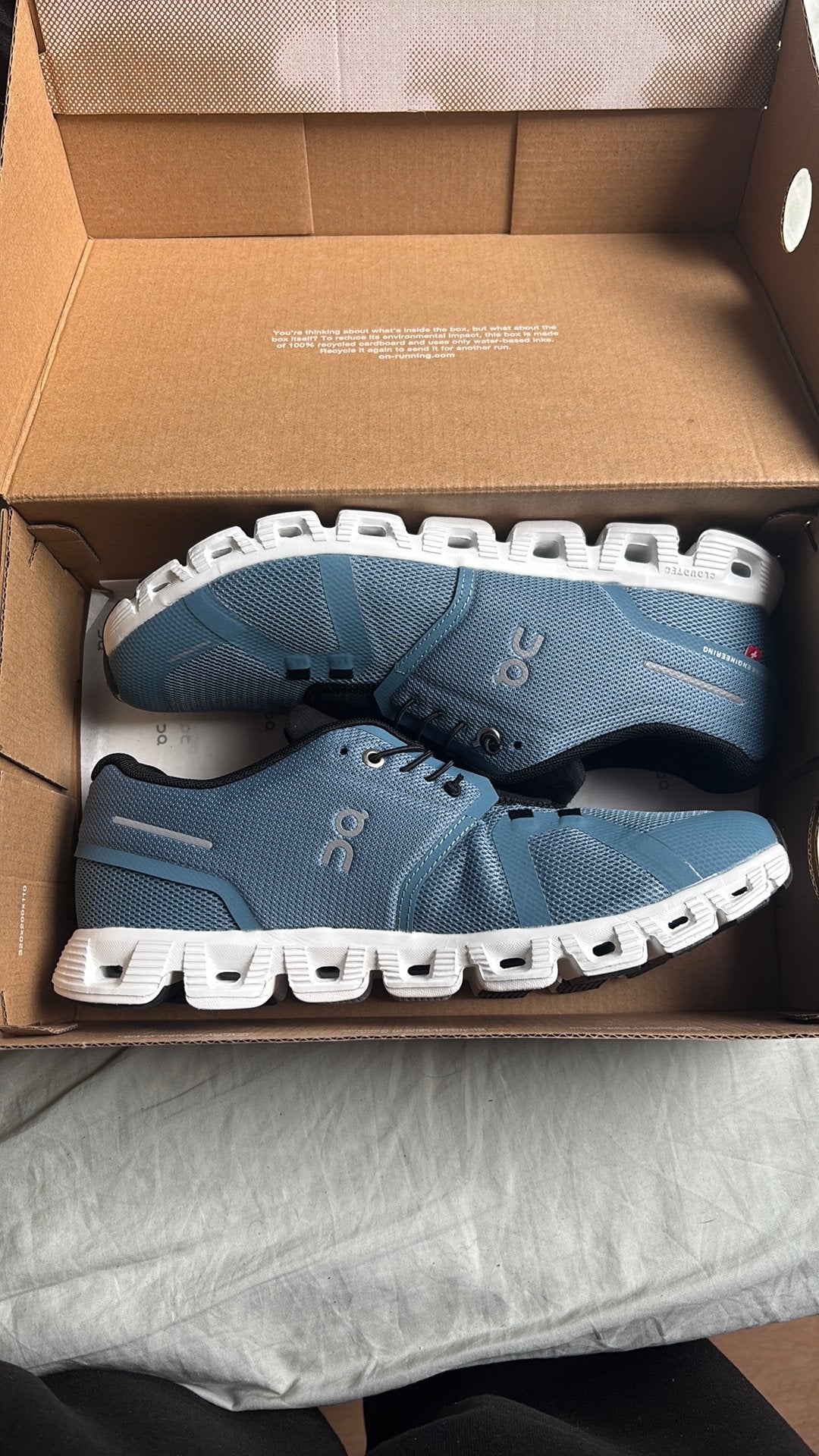 Donkerblauwe schoenen on running maat 43, Kleding | Heren, Blauw, Sportschoenen, Ophalen of Verzenden, Zo goed als nieuw