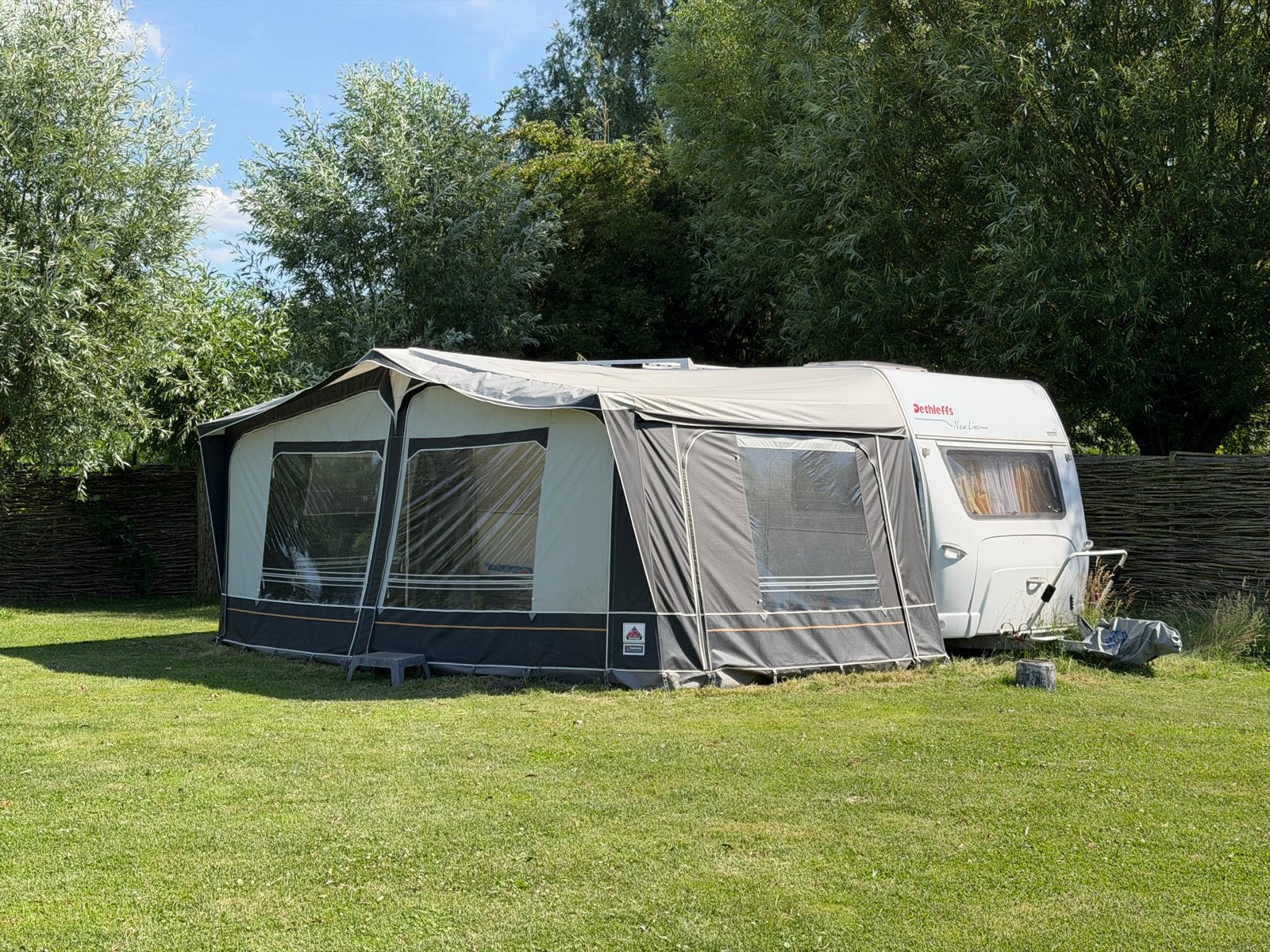 Dethleffs Caravan 490 TK met 6 slaapplaatsen en voortent, Caravans en Kamperen, Caravans, Stapelbed, Treinzit, Particulier, Dethleffs