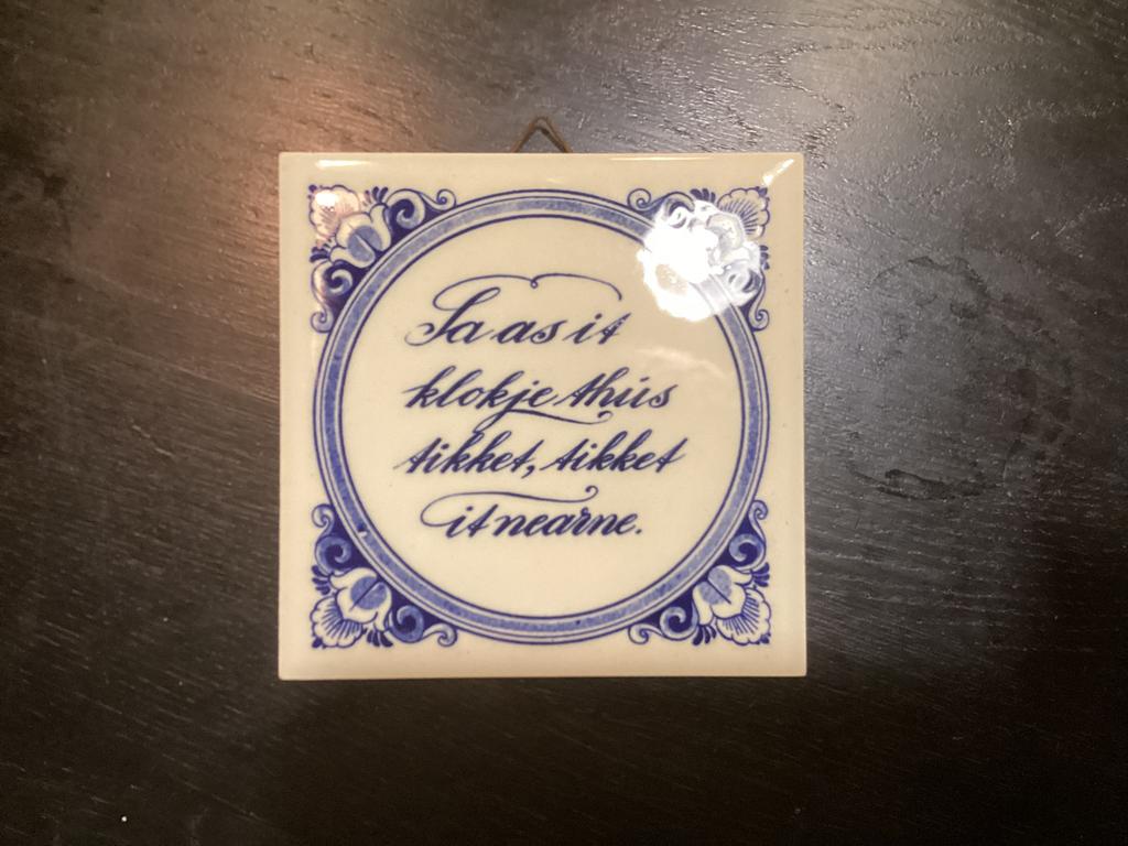 Tegel Friese tekst “ZOALS HET KLOKJE THUIS TIKT HET NERGENS, Ophalen of Verzenden