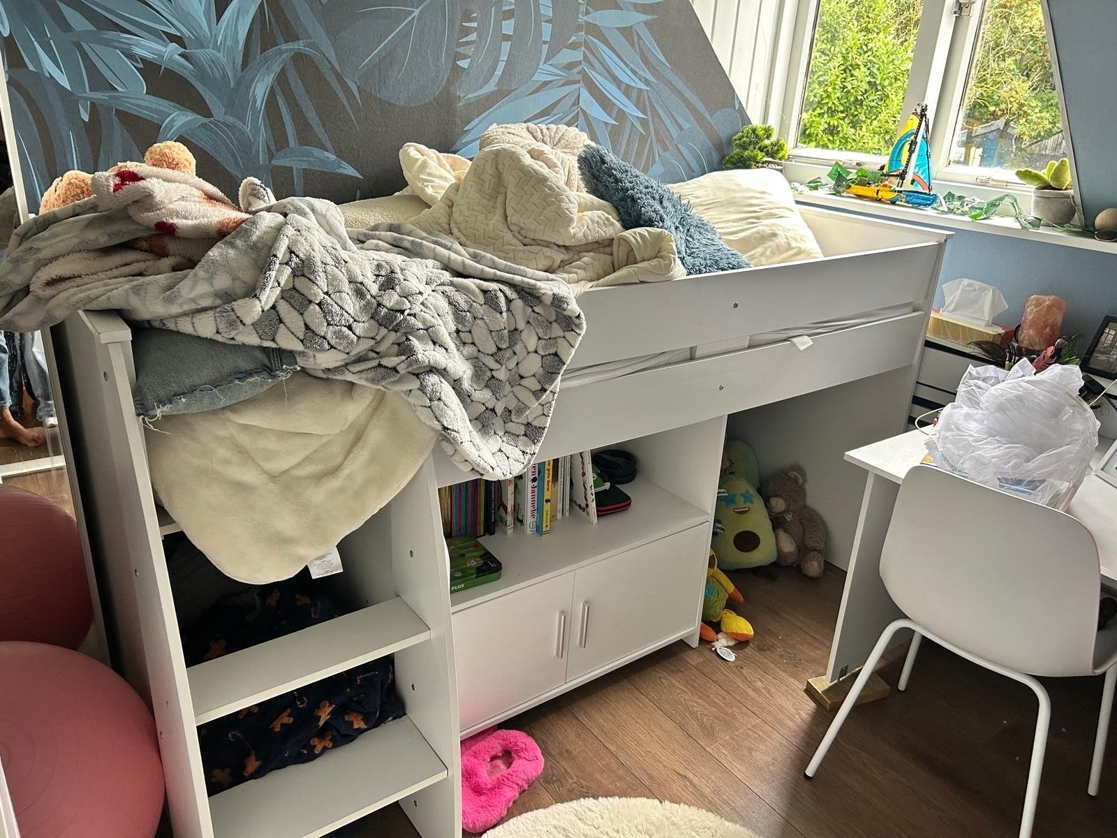 Bed (halfhoogslaper) met in rollend bureau, Ophalen, 90 cm, Eenpersoons, Wit