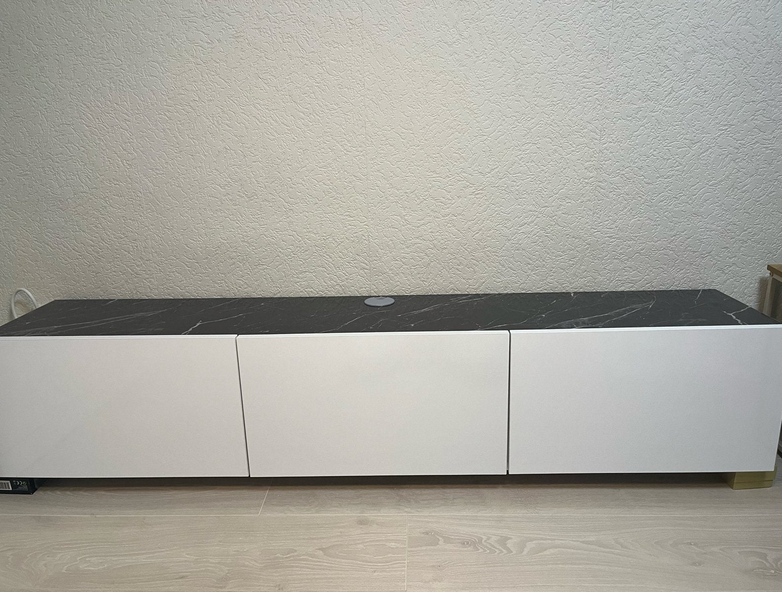 Modern tv-meubel met zwart marmeren blad en witte kasten, Huis en Inrichting, Ophalen of Verzenden, Zo goed als nieuw, Overige materialen