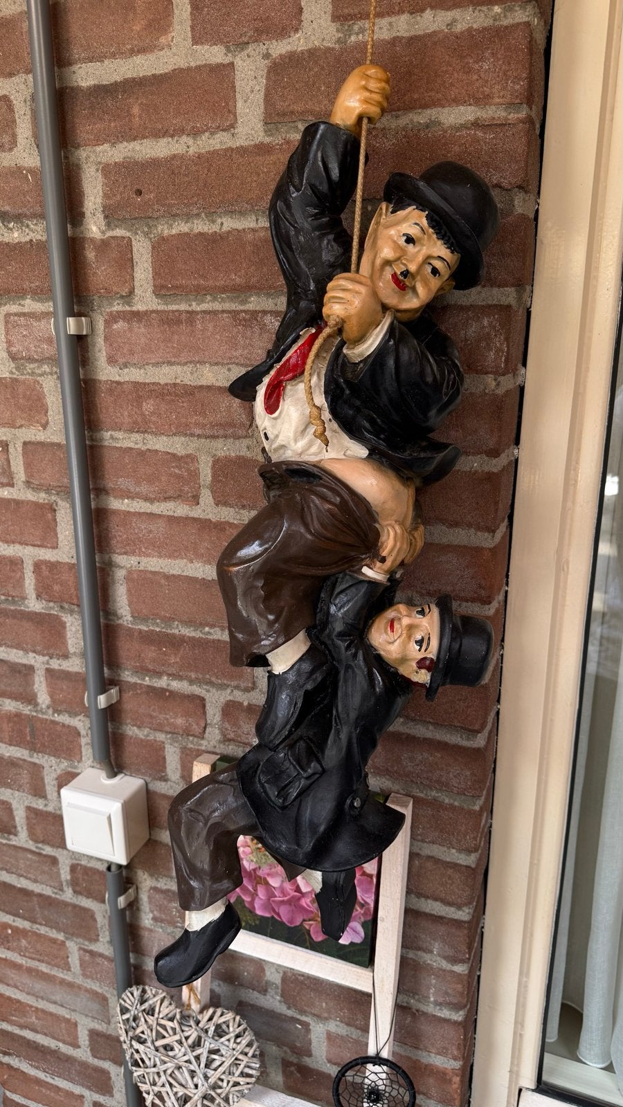 Decoratief beeld Laurel & Hardy klimmend aan touw, Antiek en Kunst, Ophalen